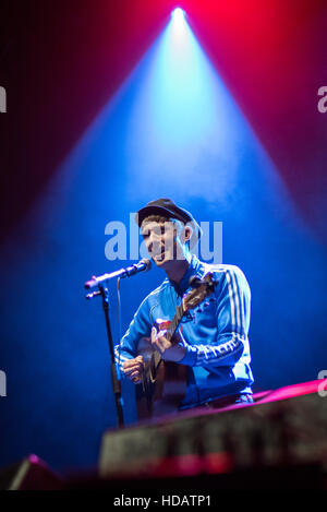 Glasgow, Regno Unito. Decimo Dec, 2016. Glasgow il cantante-cantautore Gerry cannella supporto colore oceano di scena a Idro Credito: Tony Clerkson/Alamy Live News Foto Stock