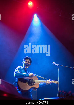 Glasgow, Regno Unito. Decimo Dec, 2016. Glasgow il cantante-cantautore Gerry cannella supporto colore oceano di scena a Idro Credito: Tony Clerkson/Alamy Live News Foto Stock