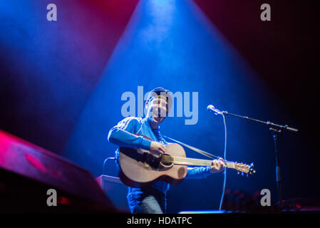 Glasgow, Regno Unito. Decimo Dec, 2016. Glasgow il cantante-cantautore Gerry cannella supporto colore oceano di scena a Idro Credito: Tony Clerkson/Alamy Live News Foto Stock