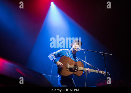 Glasgow, Regno Unito. Decimo Dec, 2016. Glasgow il cantante-cantautore Gerry cannella supporto colore oceano di scena a Idro Credito: Tony Clerkson/Alamy Live News Foto Stock