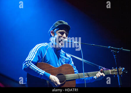 Glasgow, Regno Unito. Decimo Dec, 2016. Glasgow il cantante-cantautore Gerry cannella supporto colore oceano di scena a Idro Credito: Tony Clerkson/Alamy Live News Foto Stock