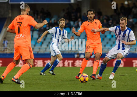 San Sebastian, Gipuzcoa, Spagna. 10 dicembre, 2016. Valencia centrocampista Parejo sotto pressione durante la Liga Santander match tra Real Sociedad v Valencia CF Credito: Alvaro Campo/Alamy Live News Foto Stock