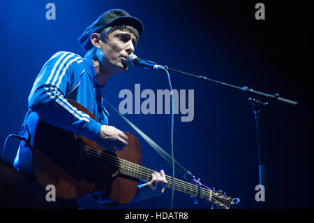 Glasgow, Regno Unito. Decimo Dec, 2016. Glasgow il cantante-cantautore Gerry cannella supporto colore oceano di scena a Idro Credito: Tony Clerkson/Alamy Live News Foto Stock