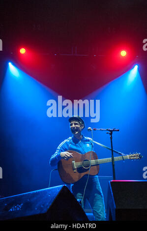 Glasgow, Regno Unito. Decimo Dec, 2016. Glasgow il cantante-cantautore Gerry cannella supporto colore oceano di scena a Idro Credito: Tony Clerkson/Alamy Live News Foto Stock