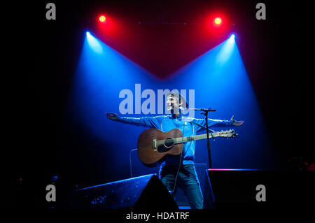 Glasgow, Regno Unito. Decimo Dec, 2016. Glasgow il cantante-cantautore Gerry cannella supporto colore oceano di scena a Idro Credito: Tony Clerkson/Alamy Live News Foto Stock