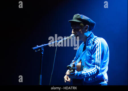 Glasgow, Regno Unito. Decimo Dec, 2016. Glasgow il cantante-cantautore Gerry cannella supporto colore oceano di scena a Idro Credito: Tony Clerkson/Alamy Live News Foto Stock