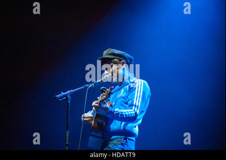 Glasgow, Regno Unito. Decimo Dec, 2016. Glasgow il cantante-cantautore Gerry cannella supporto colore oceano di scena a Idro Credito: Tony Clerkson/Alamy Live News Foto Stock