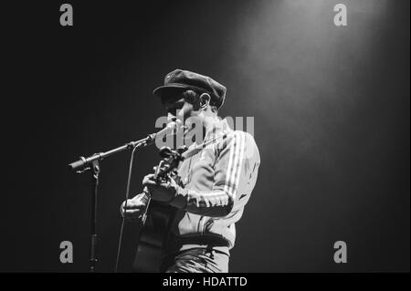 Glasgow, Regno Unito. Decimo Dec, 2016. Glasgow il cantante-cantautore Gerry cannella supporto colore oceano di scena a Idro © Tony Clerkson/Alamy Live News Foto Stock