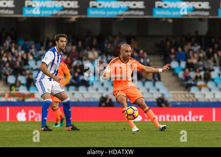 San Sebastian, Gipuzcoa, Spagna. 10 dicembre, 2016. Valencia defender Abdennour passando la palla durante la Liga Santander match tra Real Sociedad v Valencia CF Credito: Alvaro Campo/Alamy Live News Foto Stock