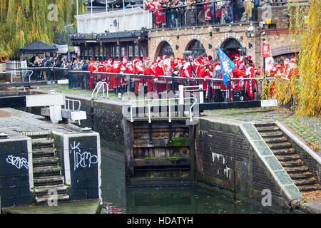 Camden Lock, Londra 10 dicembre 2016 Santa girare al Camden Lock Credito: Dave J Williams/Alamy Live News" Foto Stock