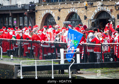 Camden Lock, Londra 10 dicembre 2016 Santa girare al Camden Lock Credito: Dave J Williams/Alamy Live News" Foto Stock