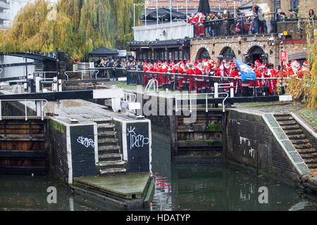 Camden Lock, Londra 10 dicembre 2016 Santa girare al Camden Lock Credito: Dave J Williams/Alamy Live News" Foto Stock