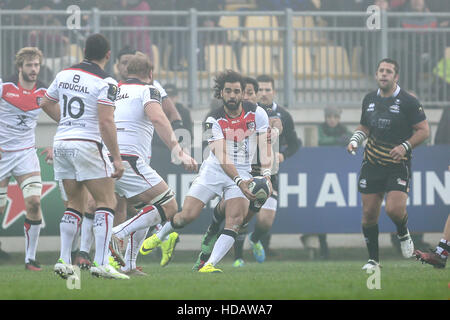 Parma, Italia. 10 dicembre, 2016. Stade Toulousain ala Yoann Huget guarda per un alleggerimento del carico in corrispondenza di EPCR Champions Cup contro Zebre©Massimiliano Carnabuci/Alamy news Foto Stock