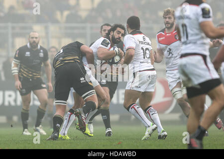 Parma, Italia. 10 dicembre, 2016. Yoann Huget ala di Stade Toulousain tenta un offload nella partita contro le zebre in EPCR Champions Cup©Massimiliano Carnabuci/Alamy news Foto Stock