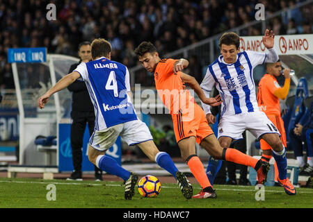 San Sebastian, Gipuzcoa, Spagna. 10 dicembre, 2016. Valencia forward Munir pressione uner durante la Liga Santander match tra Real Sociedad v Valencia CF Credito: Alvaro Campo/Alamy Live News Foto Stock