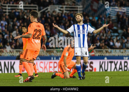 San Sebastian, Gipuzcoa, Spagna. 10 dicembre, 2016. Asier Illaramendi dopo un fallo durante la Liga Santander match tra Real Sociedad v Valencia CF Credito: Alvaro Campo/Alamy Live News Foto Stock