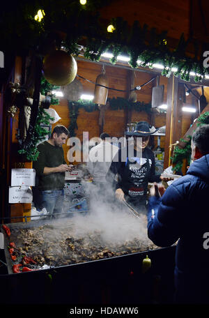 Bucarest, Romania. 11 dicembre, 2016. Rumeno tradizionale cibo che viene servito da uno stallo presso il Mercato di Natale (Targul Craciun) in Piata Constitutiei (Piazza della Costituzione). Credito: Douglas MacKenzie/Alamy Live News Foto Stock