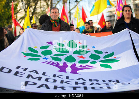 Ambasciata turca, London, Regno Unito 11 dic 2016 - centinaia di manifestanti curdi e i loro sostenitori dimostrare al di fuori dell Ambasciata turca a Londra contro il governo turco la repressione contro i curdi e chiedere il rilascio di due unita leader della Turchia di pro-curdo Partito Democratico del Popolo (HDP) e MPs e prigionieri politici in Turchia. Credito: Dinendra Haria/Alamy Live News Foto Stock