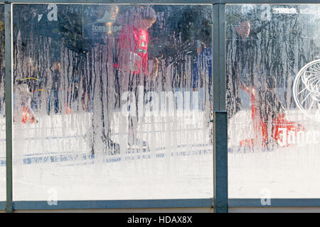 Bournemouth Dorset, Regno Unito 11 dicembre 2016. Gli ospiti godono di pattinaggio sul ghiaccio all'aperto skate rink in Giardini inferiori di Bournemouth in una bella giornata di sole a Bournemouth in dicembre. all'aperto il pattinaggio su ghiaccio. Abstract guardando i pattinatori attraverso il vetro laterale con la formazione di condensa. Credito: Carolyn Jenkins/Alamy Live News Foto Stock