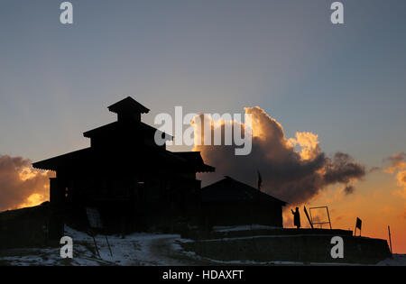 Srinagar, Indiano-controllato del Kashmir. Undicesimo Dec, 2016. Un uomo del Kashmir prega a un santuario dopo una nevicata fresca a Peer-Ki-Gali in Shopian district, circa 60 km a sud di Srinagar, la capitale estiva di Indiano-Kashmir controllata, Dic 11, 2016. Il più alto raggiunge di Indiano-Kashmir controllata ricevuto luce nevicata mentre le piogge nelle pianure ha rotto il lungo periodo di siccità nella valle di domenica. © Javed Dar/Xinhua/Alamy Live News Foto Stock