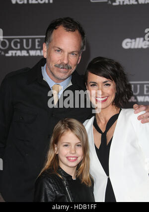 Hollywood, California, USA. Decimo Dec, 2016. Constance Zimmer, Russ Lamoureux, Colette Zoe Lamoureux, a Premiere di Walt Disney Pictures e LuCalifornia, USAsfilm 'Rogue uno: Star Wars Storia" presso il Teatro Pantages, California, USAlifornia su dicembre 10, 2016. Credito: MediaPunch Inc/Alamy Live News Foto Stock