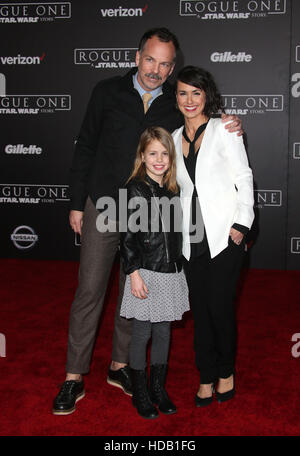 Hollywood, California, USA. Decimo Dec, 2016. Constance Zimmer, Russ Lamoureux, Colette Zoe Lamoureux, a Premiere di Walt Disney Pictures e LuCalifornia, USAsfilm 'Rogue uno: Star Wars Storia" presso il Teatro Pantages, California, USAlifornia su dicembre 10, 2016. Credito: MediaPunch Inc/Alamy Live News Foto Stock