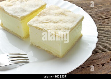 Torta di crema con strati di pasta sfoglia nella piastra Foto Stock