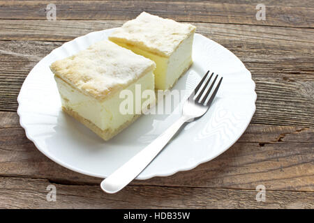 Torta di crema con strati di pasta sfoglia nella piastra Foto Stock