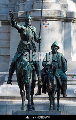 Sculture in bronzo di Don Chisciotte e Sancho Panza presso il monumento di Cervantes, Plaza de Espana, Madrid, Spagna. Foto Stock