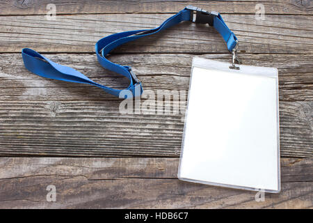 Blank scheda ID tag su sfondo di legno Foto Stock