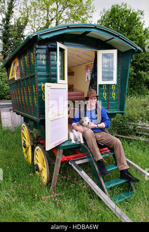 Un tradizionale 19th.secolo cavallo romany gypsy caravan. Foto Stock