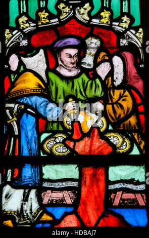 Finestra di Vetro colorato nella chiesa di Braine-le-Chateau, la Vallonia, Belgio, raffigurante la leggenda antisemitic di ebrei rubare pane sacramentale. Foto Stock