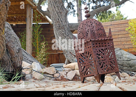 Rusty lampada per giardino decorazione Foto Stock