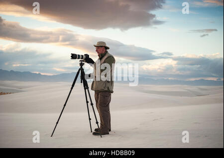 Fotografo amatoriale che scatta foto/scimpando sullo schermo posteriore della sua fotocamera al White Sands National Monument, White Sands National Park, New Mexico. Foto Stock