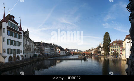 La Svizzera, Europa: lo skyline di Lucerna, la città medievale nella Svizzera centrale, famoso per la sua coperta passerelle in legno Foto Stock