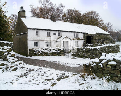 Bridge End Cottage Fattoria in snow, Little Langdale, Lake District inglese, Cumbria, Inghilterra, Regno Unito. Foto Stock