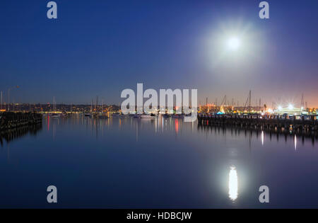 Luna oltre il porto di San Diego. San Diego, California, Stati Uniti d'America. Foto Stock