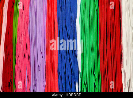 Molte colorate shoestrings appeso su un rack Foto Stock