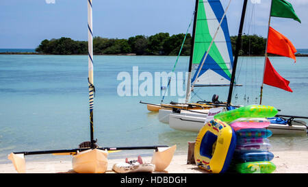 Trimarano e dei giocattoli gonfiabili Chaweng Beach Ko Samui Thailandia Foto Stock