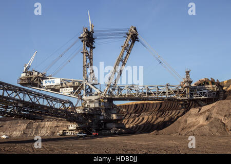 Benna Escavatore a ruote da RWE nelle miniere di superficie Garzweiler, Germania Foto Stock