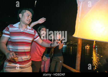 Lanterna Loy Krathong festival Chiang Mai Thailandia Foto Stock