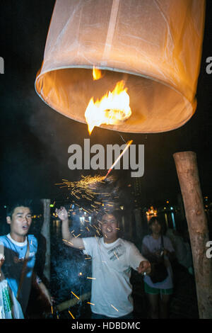 Lanterna Loy Krathong festival Chiang Mai Thailandia Foto Stock