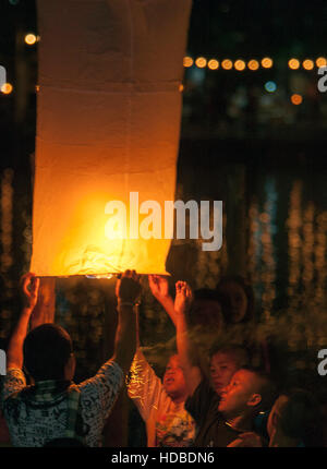 Lanterna Loy Krathong festival Chiang Mai Thailandia Foto Stock