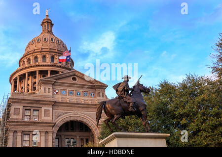 Texas Capitol e Ranger statua Foto Stock