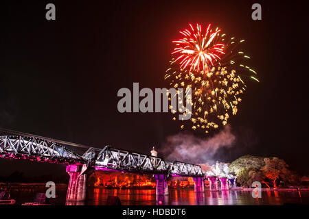 Spettacolo di Suoni e Luci con fuochi d'artificio Fiume Kwai Bridge Festival Kanchanaburi Thailandia Foto Stock