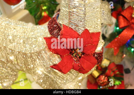 Il tempo di Natale porta tale felicità per tutti. Decorazioni di Santa e di luci che si riflette sull'presenta tutti fa sentire allegro Foto Stock