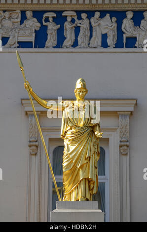 Atena. Statua della dea classica della saggezza, Athena, sopra l'ingresso al Club Athenaeum in Waterloo Place, Londra, Regno Unito Foto Stock