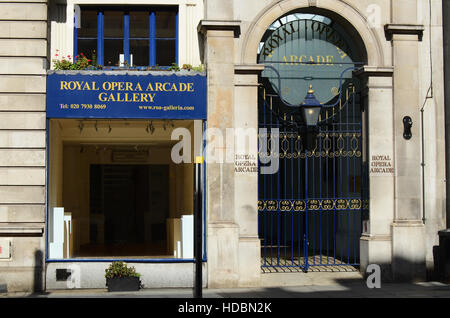 Il Royal Opera Arcade corre dietro Il suo Majesty's Theatre a Haymarket, Londra, Regno Unito. Foto Stock