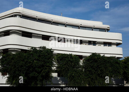 La facciata ricurva del Cinema Hotel, precedentemente noto come uno stile internazionale cinema teatro costruito negli anni Trenta del Novecento nel centro di Tel Aviv, Israele Foto Stock