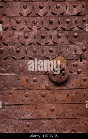 Ornamenti di una vecchia porta in metallo Mamluk decorata con rilievi a forma di semi d'orzo in via King Faisal nel quartiere musulmano nella vecchia città di Gerusalemme Est Israele Foto Stock